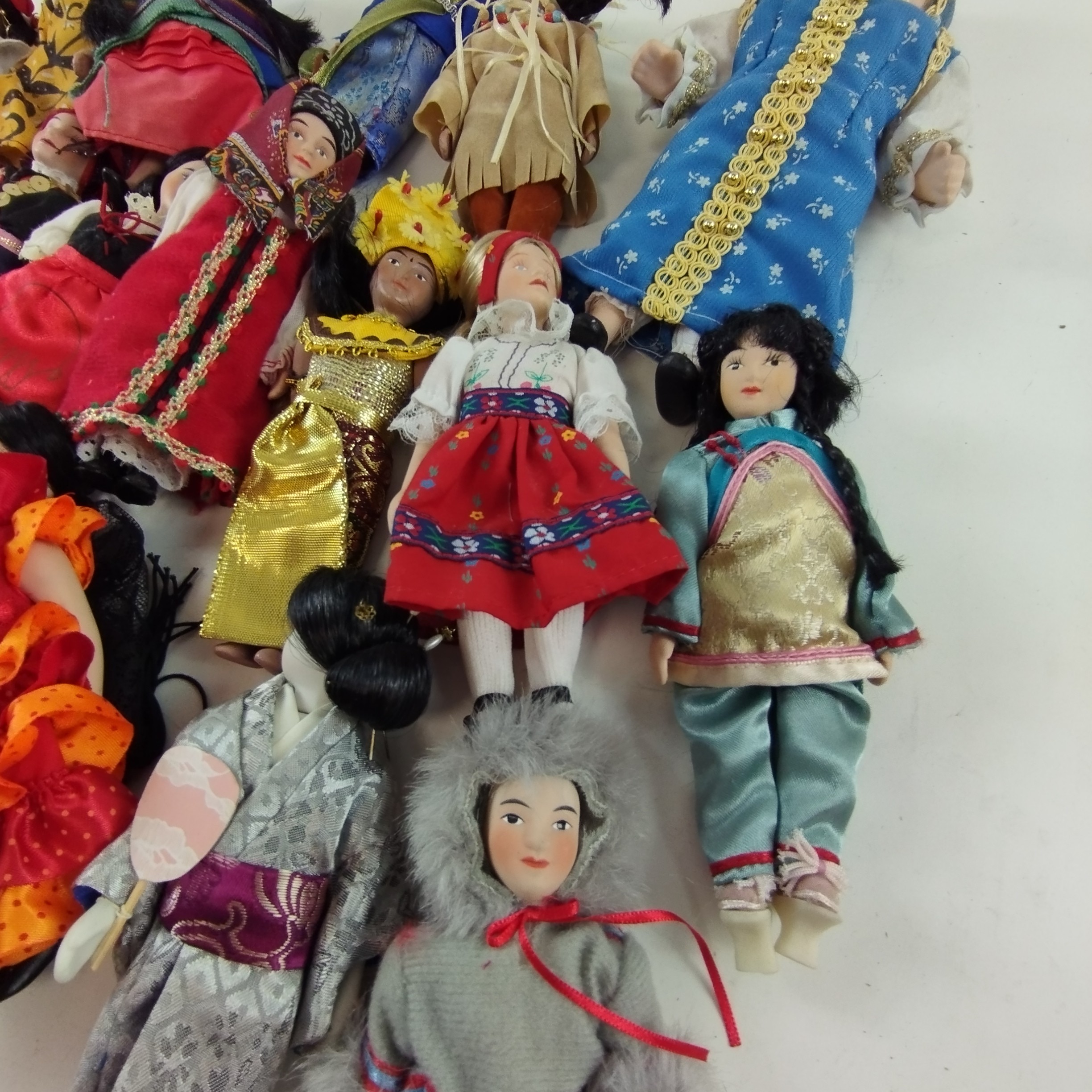 Poupées en porcelaine, ensemble de 18 poupées traditionnelles de plusieurs continents Très bon état - Vue 7 - 